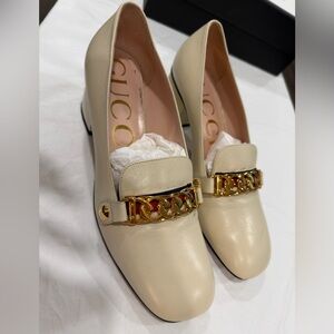 Gucci Beige Loafers with Multicolor Gold Chain